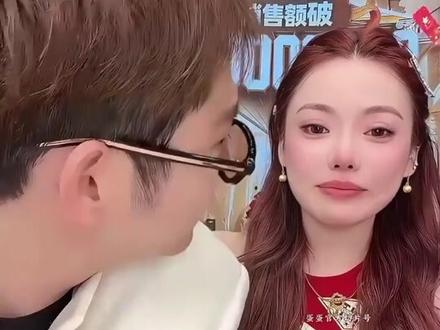 #曝朱梓骁恋情#
朱梓骁官宣与蛋蛋(本名:赵珈萱)合体直 播、海报同框。
朱梓骁说:工作生活都会守护蛋蛋;蛋蛋说:朱梓骁是少年时代的梦。
是伴侣也是事业好伙伴,祝福朱梓骁了!
