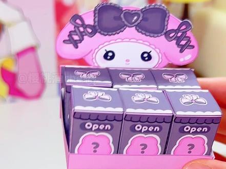 挑战给闺闺做三丽鸥盲盒💖偷偷先拆一个🤫 📏打印尺寸:我打印的是A4尺寸 大家可以按需求打印相应的尺寸
📄纸张选择:我用的是140g亚光彩喷纸 大家可以按自己喜好选择
🧵其他工具:剪刀 胶水
🫧难易程度:⭐️
#手工 #DIY #教程 #三丽鸥 #自制盲盒