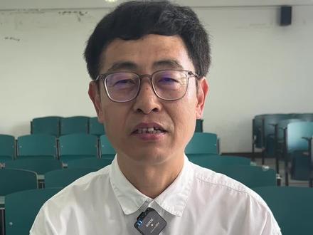 57岁杨胜利 大学顺利毕业 57岁,接近退休的年纪,杨胜利却刚刚从安徽师范大学皖江学院(现芜湖学院)大学毕业,只为圆心中的“大学梦”。