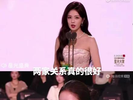 #星光大赏 赵露思帮白鹿拍照两个人都好美