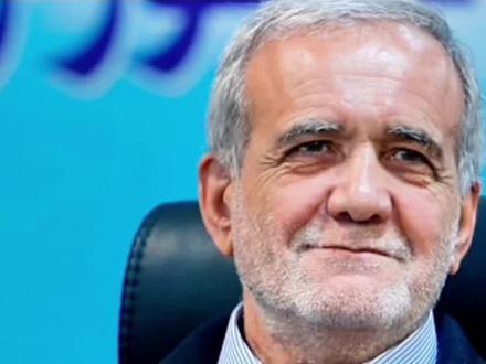 伊朗总统佩泽希齐扬想把首都迁到波斯湾沿岸,那里更靠近主要贸易路线,可以成为伊朗新的政治和经济中心,“一心一意搞经济”但是明白人都知道,一个国家发展经济的首要前提,就是能保证内部和外部的安全。在西方世界普遍孤立、敌对伊朗的大背景下,伊朗把首都迁到沿海地区,只会让西方国家“弹冠相庆”。就算美国不把航母战斗群和先进军舰开进波斯湾,直接对伊朗“兵临城下”;美国也可以源源不断地派出无人水面舰艇和无人机,袭扰伊朗的“新首都”,让伊朗永无宁日,伊朗政府的软肋永远,暴露在美西方的刺刀之前。又或者伊朗真的做好一路向西的准备了?就算伊朗真的准备和老美好好相处,但老美会真的把伊朗当盟友吗?我看末必!所以伊朗还是硬起来,好好团结中东兄弟们,把以色列打败!到那时候想迁都哪里都行!