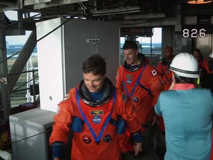 10天后,NASA载人前往月球,这不是竞赛,是"加油站"! #NASA #登月计划 #热点新闻事件 #飞船 #载人登月