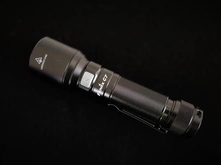 菲尼克斯C7高性能户外工业手电,最高亮度3000,射程470米,尾部磁吸,TypeC直充,智能温控,标配抱夹,最高防护等级达IP68级,为严酷环境而生!@Fenix移动照明 #钓鱼 #露营 #户外