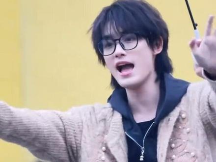 我的小孩受委屈也会先跑来哄我们🥹取消应援我有点不舒服了! #丁程鑫 #丁程鑫hi6应援 #哥哥来了 #丁程鑫和粉丝的双向奔赴 #丁程鑫你好星期六