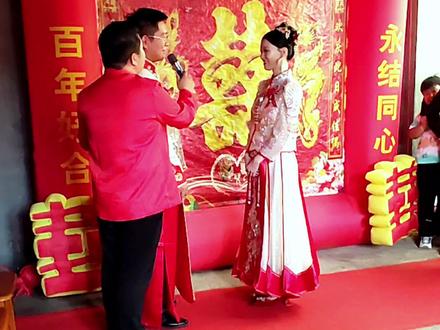 爆笑早场婚礼:主持人手把手教新郎告白😁 #婚礼现场 #中式婚礼 #婚礼主持人梦飞 #网红主持人梦飞 #婚礼搞笑瞬间 @抖音小助手