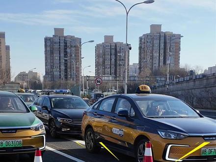 【车辆分流、多点停靠,北京南站车辆通行效率UP!】在北京南站,南广场驻车场北侧道路经过精细化改造,开辟出一处长达513米的出租车专用道,实现了出租车与社会车辆的分流。去年先后开通了西北落客区、北环路落客区、南广场出租车落客区,推动社会车辆“多点停靠”……经过一系列改造,北京南站车辆通行效率有效提升,站区通行情况进一步优化。#1039调查团#北京南站#交通