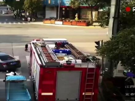 出租车阻挡消防车长达一分多钟,起步后被右转消防车撞击尾部,出租车认为消防车故意事故如何定责#交通安全 #影视解说 #道路千万条安全第一条 #监控下的一幕 #内容启发搜索