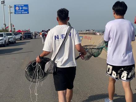 东营旅行第二天孤东海堤抓螃蟹#海滩拾趣 #假期生活