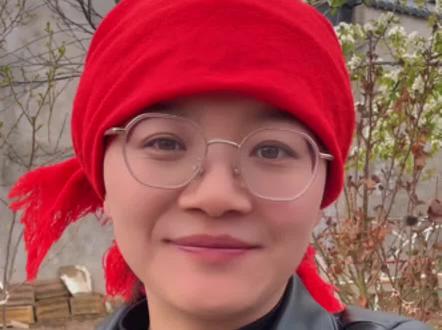 黄土高坡上戴头巾的不一定是回族,我们是汉族,却也戴着花头巾。只因黄土高坡风沙大,素有“一年一场风,从春刮到冬。无风三尺土,风起土漫天”的说法。我们戴头巾可有效遮挡风沙,保护头发和面部,兼具防紫外线、防晒作用,更重要的是,气温低时能保暖,所以干农活时我们基本都会戴花头巾。头巾在黄土高坡农民生活中,已传承无数岁月,见证了一代又一代人的艰苦奋斗,也见证了我们在这片土地上生根发芽、繁衍生息#抖音助农扶农 #三农种植 #甘肃#头巾 #支持抖音传播正能量