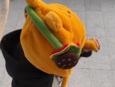 啊 !!被揪住了 “帽子给我” #notcute版干嘛拎我帽子