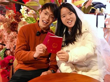 长白山婚姻登记处“冰雪婚登”火爆,多对新人踏雪领证解锁“长白山景区终身免门票” #长白山婚姻登记处 #长白山领结婚证可享终身免票 #长白山美人松爱情森林