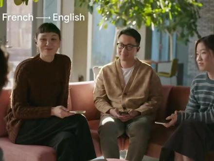 Google把所有耳机变成「同声传译」设备!
谷歌宣布Google Translate 正在推出一项基于 Gemini 模型的全新 Beta 功能,允许用户通过耳机收听实时翻译。 干掉全球同传专业?
谷歌把AI同传放入所有耳机,此次更新支持任何品牌的耳机。
该功能旨在将佩戴耳机的用户设备变成一个实时的单向翻译工具。
这项功能不仅能翻译语言,还能保留说话者的语调、重音和节奏,从而让对话更加自然,也更容易区分不同的发言者。
无论是跨语言对话、在国外听讲座,还是观看外语影视作品,用户只需打开📱手机App 点击「Live Translate」即可使用。
目前该 Beta 版本已在 Android 端的 Translate 应用中上线,支持超过 70 种语言。
谷歌计划在 2026 年将该功能扩展至 iOS 平台及更多国家。
更懂「弦外之音」
除了语音功能,Google 还利用 Gemini 模型的高级能力重构了文本翻译体验。新的翻译引擎在处理俚语、成语或具有本地特色的表达时,能够更智能地解析上下文,而非进行生硬的逐字翻译。
Google 举例称,在翻译英语成语「stealing my thunder」(抢风头/抢功劳)时,Gemini 不会给出字面意思的翻译,而是根据语境捕捉其真实含义,生成更符合目标语言习惯的译文。
这一改进即日起在美国和印度推出,支持英语与近 20 种语言(包括中文、日语、德语、阿拉伯语和西班牙语)之间的互译。用户可通过 Android、iOS 应用及网页版体验。
另外,Google 还在进一步完善其翻译应用中的语言学习功能,使其更接近专业的语言学习软件(如 Duolingo)。
语言学习工具现已扩展至近 20 个新国家/地区。英语使用者现在可以练习德语和葡萄牙语。孟加拉语、简体中文、荷兰语、德语、印地语、意大利语、罗马尼亚语和瑞典语使用者可以练习英语。
新增了基于口语练习的改进型反馈机制,以及「连胜打卡(Streak)」功能,记录用户连续学习的天数,以激励用户保持学习习惯。
#AtomTan #ZEHEM哲亨 #Google #Gemini #TranslateLive