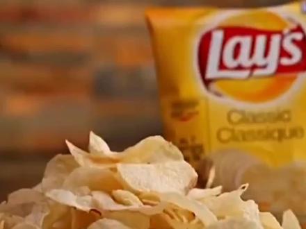 你知道乐事薯片是如何制作的吗?首先先把马铃薯洗干净,然后剥皮 #薯片制作 #薯片 #食品加工