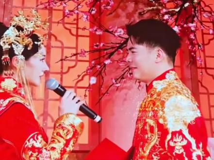 霸王茶姬张俊杰在中吴宾馆大婚现场。好感人! 他们不只是商业联姻,他们真的有爱情,双向奔赴的爱情!