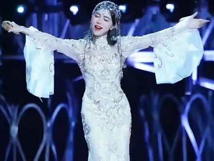 《光年之外》邓紫棋在硅谷科学家们的演唱会#演出现场视频真人真唱 #舞台演出现场 #dou上热门话题6000亿流量 #满满的爱国情怀九零后