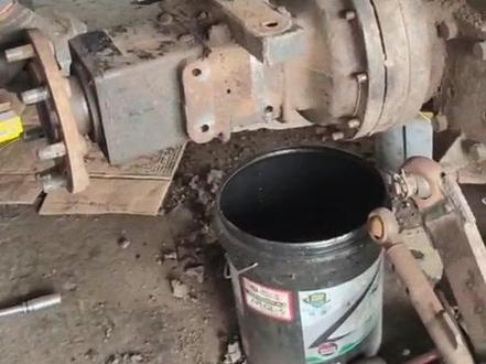 拖拉机后半轴油封漏油很多老铁都不会换看着特别复杂,如果您看了我的视频用妙招技巧就不觉得那么难了,省时省力又省米!#实实在在的修车 #请给手艺人一个关注双击支持 #这样的坚守很中国 #修车人的生活 #手艺人 #手艺人在抖音 #修车男孩 #工厂实拍视频 #实拍原视频 #专业的事交给专业的人 #原创视频 #民间修车高手