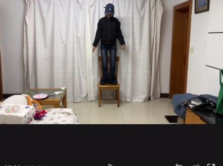 乌鸦宇智波鼬详细教程
#乌鸦覆面转场 #乌鸦覆面转场教程 ##暗黑系变装转场 #教程 #青年创作者成长计划
第一步:准备关键帧图片
1. 在剪映中,定位到第一段视频人物打响指的瞬间,使用“定格”功能。
2. 选中定格图片,左滑工具栏进入“醒图”,直接点击“应用到剪映”,图片将自动保存至相册。
3. 对第二段视频重复上述操作,获得两张关键帧图片。
第二步:AI生成转场视频
1. 打开海螺AI的“图生视频”功能。
2. “首帧”选第一张图,“尾帧”选第二张图。
3. 输入合适的提示词(描述画面内容或风格)。
4. 运镜方式选择“左摇跟随”,点击生成。
第三步:剪辑合成与调整
1. 将AI生成的视频导入剪映,放置在两段原始视频之间。
2. 添加音乐,并通过分割和拖动,将视频转场点对准音乐鼓点。
3. 若AI视频片段速度过慢,使用“变速”功能适当加速。
4. 在片段衔接处添加“叠化”转场效果,使过渡更自然。
5. 微调各片段中人物的大小和位置,确保画面协调。
第四步:最终润色
1. 在关键点(如打响指处)添加匹配的音效。
2. 根据风格需要,叠加合适的视觉特效。
3. 完整预览后导出成品。
温馨提示: AI生成需要耐心等待,提示词的好坏直接影响视频效果,请多做尝试。记得为最终视频添加音效和特效以增强表现力。