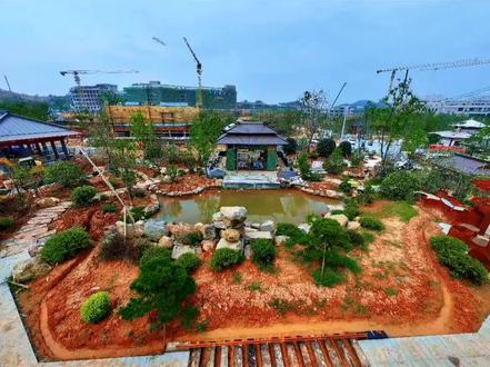 黄石园——遇见青绿、晶彩黄石。位于本届鄂州园林博览会东南方,西临武汉园,东临黄冈园,地理位置突出,总占地面积1635平方米。黄石园以“遇见青绿、晶彩黄石”为核心设计理念,巧妙运用“山水入园、建筑入园、特色入园”三大策略,将黄石最具代表性的自然、历史与人文景观融于展园之中,营造出“小中见大、画里寻诗”的园林意境,旨在打造一个兼具生态与人文的高品质特色园区。
黄石展园设计师精选青黄色系原石,模拟矿脉肌理,蜂巢造型步道蜿蜒穿过1959工业记忆区,生锈的齿轮雕塑与特种钢模型构成工业文明的纪念碑。“工业不是冰冷的代名词,”项目负责人指向即将安装的采矿滚轮装置谈到,“这些工业小品与生态植被共生,寓意黄石从‘功不可没’的矿冶之城向绿色精密制造转型的蝶变。”#寻美中国 #寻美湖北 #寻美鄂州 #鄂州园博园之美 #活力满满