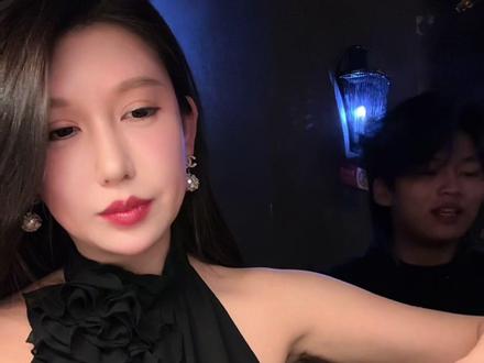 第三期请粉丝喝酒完美结束! 昨日战绩一瓶龙舌兰 一瓶麦卡伦 啤酒特调无数!
(未成年人禁止饮酒哈)#随意拍酒蒙日常 #放飞自我系列正经不过三秒 #酒吧日常碎片 #微醺老板李万豪 #请喝酒