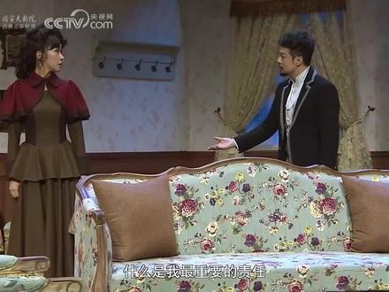 话剧《玩偶之家》 是对于资本主义私有制下的婚姻关系、对于资产阶级的男权中心思想的一篇义正辞严的控诉书。
女主人娜拉表面上是一个未经世故开凿的青年妇女,一贯被人唤作“小鸟儿”、“小松鼠儿”,实际上上她性格善良而坚强,为了丈夫和家庭不惜忍辱负重,甚至准备牺牲自己的名誉。她因挽救丈夫的生命,曾经瞒着他向人借了一笔债;同时想给垂危的父亲省却烦恼,又冒名签了一个字。就是由于这件合情合理的行为,资产阶级的“不讲理的法律”却逼得她走投无路。更令她痛心的是,真相大白之后,最需要丈夫和她同舟共济、承担危局的时刻,她却发现自己为之作出牺牲的丈夫竟是一个虚伪而卑劣的市侩。她终于觉醒过来,认识到自己婚前不过是父亲的玩偶,婚后不过是丈夫的玩偶,从来就没有独立的人格。于是,她毅然决然抛弃丈夫和孩子,从囚笼似的家庭出走了。
#话剧 #舞台剧 #玩偶之家