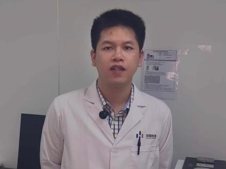通过DSC曲线我们都能看到什么?(tg) 典型DSC曲线上我们分别能够了解到材料的玻璃化转变温度、结晶温度、熔点、氧化(固化)温度、分解温度等。同时对于结晶,熔化,氧化等我们还能根据面积得分求得各自的焓变值。
这一系列材料的表征指标都是随着材料温度升高伴随着材料发生的,是材料本身的固有特质,我们也经常使用这些固指标来评价与区分各种材料。如我们就常用熔点来区分各种不同的石蜡,聚乙烯蜡等等。
玻璃化转变温度(Tg)
玻璃化转变温度,简称Tg,是高分子材料发生玻璃态与高弹态转变时候的特征温度,在DSC曲线上表现为一个斜坡状的曲线,通过对这段曲线进行出来我们就能得到样品的玻璃化转变温度。
样品玻璃化转变温度(Tg)有什么意义呢?
Tg点也就是发生在样品玻璃态与高弹态转变时候的温度,那么何为玻璃态?高弹态又是什么?
如字面上的意思,玻璃态代表材料像玻璃一样坚硬,高弹态代表材料像橡胶一样有弹性。这是高分子材料随温度改变时自身也会发生改变的特性。因此Tg值往往定义了材料的使用温度。
例如,橡胶在正常使用的时候有很好的弹性,但是到了寒冷的冬天气温达到零下甚至更低的时候,橡胶也会发生冻裂的情况,整块胶甚至像石头一样硬,这就是因为橡胶在常温的时候处于高弹态,表现出高弹态的性质。而当温度过底,橡胶从高弹态转变为玻璃态之后,它就不再表现出高弹态的弹性,转而变现为玻璃态的坚硬。因此研究材料的Tg值对于确定样品使用温度区间,产品改进,以及进行选材,用材的时候有着非常重要的作用。#DSC #dsc #热分析 #实验 #华简检测