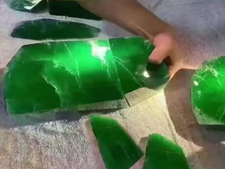 油切炸山料,尽量不要买#缅甸天然翡翠原石 #帕敢矿区天然翡翠场口 #源头好货 #以翠会友 #原石毛料