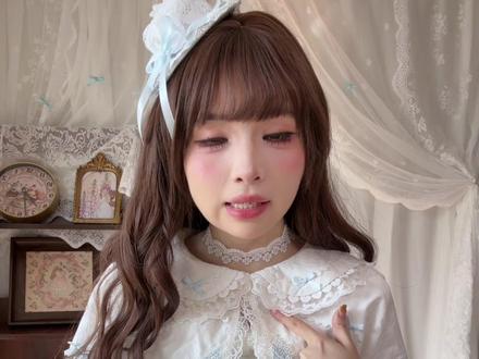 Lolita测评 | 缘结恋曲~平价华丽款 总而言之特别多蕾丝,挺有分量的一裙子
上身我觉得没有大家说的那么显桶(我自己看不出来,大家帮我瞅瞅捏)
挺厚实的夏天穿有一丢丢热~
另外最近财小气细,省吃俭用布置了一个新背景,嘿嘿
#吃我一波lolita安利 #lolita #lolita安利 #lolita推荐