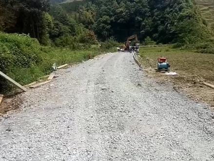 #古蔺县确实存在部分村镇公路未硬化的情况,多集中在村组道路、跨区域连接线等,核心原因是资金未到位、跨区域协调难、占用基本农田等,且相关部门已针对性制定推进措施,部分路段还有明确硬化规划,具体典型路段信息如下1.石宝镇石口村扁竹沟至鄢家渡段,路面以泥结碎石为主,因贵州侧连接道路未动工导致硬化搁置,后续计划申报纳入四川省十五五,省级项目库争取资金硬化。2.金兰街道北朝村两段自建路,张家湾至环山公路,1.44公里和村委会竹林湾环山公路,1.6公里因多占用基本农田和公益林不符合硬化政策,目前正等待道路调整补划的上级审批。3.丹桂镇现龙村大岩角至香元坟坝路段,全长3公里,2024年5月因国开行贷款资金未到位停工,当地正对接银行争取进度款并申报项目推动复工硬化。4.龙山镇双河村6社社公路,因与七社相接路段占用基本农田,硬化计划推迟,需等白沙村七组路段规划招投标后启动硬化。5.石屏镇多条道路向顶村七组石磺公路口至许家沟段,约2公里村民曾集资加宽但未硬化,印合村1组高坎子的生产便道未硬化,该项目已纳入2026年乡村振兴项目入库台账。6.永乐街道部分支线道路,永兴村等部分村级支线未同步完成硬化,且像和平村长塘沿河公路等小路,因资金依赖上级补助、土地权属纠纷等,硬化推进相对滞后。