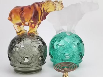 精工细做的古法琉璃犀牛望月香炉摆件,形容长久的盼望,日头落水落西方,犀牛望月姐望郎,即是精美的香炉,也是一件装饰摆件。#琉璃摆件#工艺品摆件 #创意摆件#传统文化@匠门琉璃 莲池社 @匠门琉璃·莲池社 @观小宋匠门琉璃茶具定制 @DOU+小助手