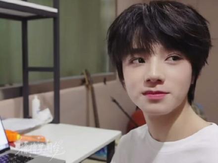 沉稳外壳下仍是鲜活少年,眼睛亮晶晶的看着你,谁能不沦陷呢!(封面致谢:@玫瑰應急箱|王橹杰)#王橹杰#年上感#付彬言#王橹杰付彬言#王橹杰我们的少年时代2