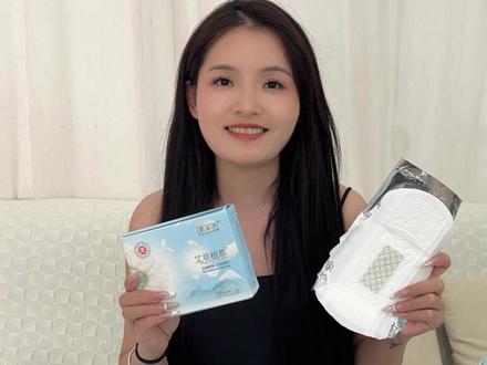 女生每个月都要用的消耗品,草本伊真的为女生考虑,家用很放心! #张小云和阿玲 #卫生巾 #生理期 #女生必备