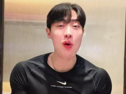 到底是在陪我吃饭还是来给我添堵? #豆包 #豆包ai #韩国人 #韩国欧巴 #吃饭