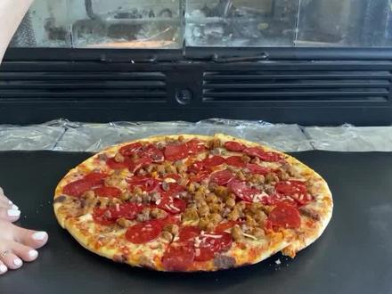 三种用脚踩制作出来的食物,第一种所有人都吃过! #制作美食 #科普一下 #户外美食