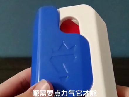 今天主要介绍一下如何玩爪子刀的一个技巧,这么详细的技巧你们学会了吗?学会了的话,别忘了给我的视频点上一波赞哦!!!同时也顺便介绍一下我最近拥有的其他网红玩具,这几种玩具如果你还没有的话,那就赶紧去淘宝上抢吧!!!#萝卜刀玩具合集 #小孩的玩具 #网红玩具