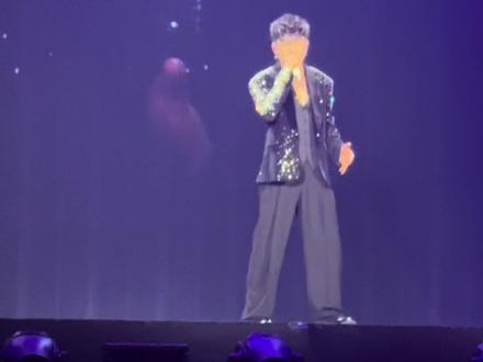 手机翻着翻着就有惊喜,胡彦斌西安演唱会清唱《慢慢》把遗憾唱到了极致#胡彦斌#胡彦斌演唱会