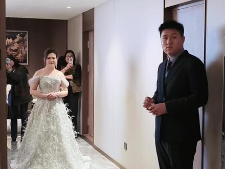 给新娘子道喜 婚宴结束,郭庄东双坦娘家人返程前给新娘子道喜,兄弟晚辈磕头,叔伯长辈作揖,新娘子一一鞠躬还礼。