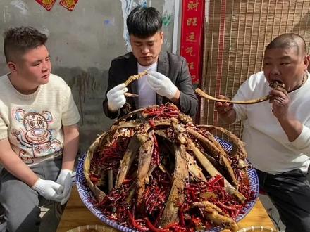 下班喽!今天安排一套牛骨架,红烧变麻辣,软烂脱骨,麻辣过瘾!#牛骨架 #农村户外美食 #郑州李先生