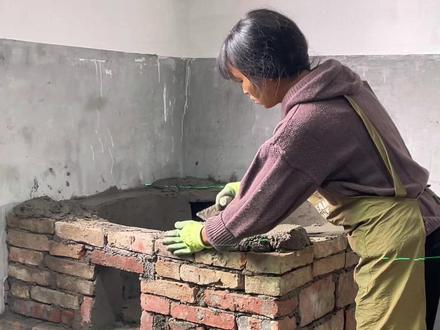 柴火灶 1. 新手首砌柴火灶,全程零经验,点火那一刻直接封神🔥#柴火灶制作 #手工diy #农村烟火气 #自建房日常 #动手能力MAX