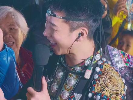 游子-三妹,在古镇与全国各地的游客互动,场面温馨热闹,令人难忘……#互动 #游子 #山三妹 #山歌热门推送 #真人真唱