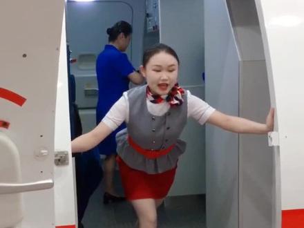 #模拟飞行 遇到紧急情况开门撤离,看#空乘空乘 如何应对。@抖音小助手 @抖音校园