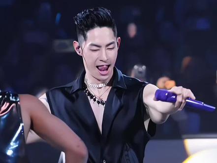 吴建豪真能打,状态和舞台,没得挑!#f4上海演唱会#恒星之城巡回演唱会 #谁的青春bgm里有第一时间 #在吴建豪这里彻底开荤了