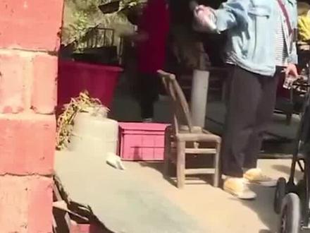 女子隐瞒怀孕事实嫁人,却不知孩子的父亲是谁,直言当时人太多了#社会百态 #真实事件 #奇闻奇事 @抖音小助手