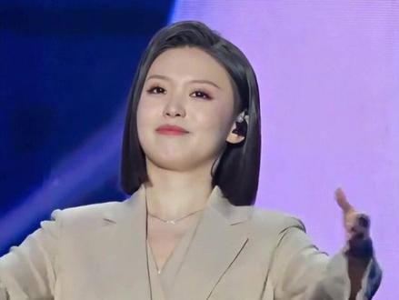 徐子尧20秒鞠躬致谢,细节见素质#徐子尧 #眉山群星演唱会 #优秀青年