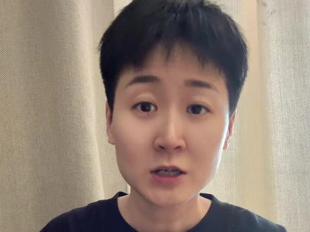 手铐戴上了!榴莲案后续太解气 太解气了!河南商家程先生跨省追讨190元榴莲款的事情终于有了最终结果。那个伪造照片、辱骂客服、持刀威胁的山东女生,不仅被警方正式立案调查,更付出了行政拘留的惨烈代价。这不仅仅是一个商家的胜利,更是法治对“白嫖党”的一次雷霆出击。我带你直击这声正义的回响,看清规则漏洞下,法律是如何为老实人撑腰的。
#仅退款后续 #行政拘留 #诚信社会 #法律底线 #正义只会迟到不会缺席