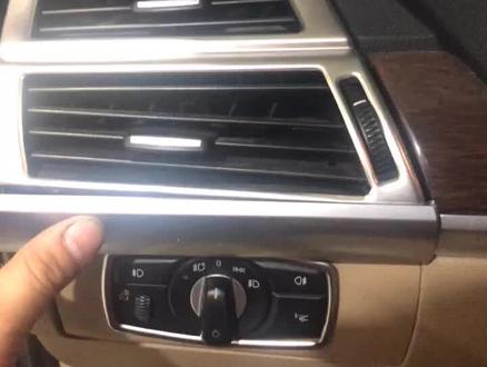 宝马X5出风口拆卸方法!