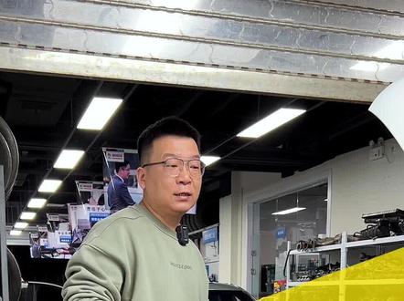 奥迪和大众很容易点火线圈断裂,是因为很多从业者安装时候不规范造成的,少了一个重要的环节,一定要在结合处涂抹防粘连的绝缘硅脂。#奥迪点火线圈断裂 #汽车保养与维修 #南阳私家车梦工厂