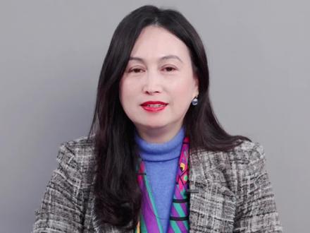 教研游戏大全②:动物农庄,3分钟快速分组! 让老师笑着分组、动着进入状态,用《动物农庄》👇
玩法步骤
1️⃣ 准备卡片:写上成对或成群的动物(如“牛🐮”“羊🐑”“鸭🦆”“狗🐶”等)。
2️⃣ 随机抽取:每位老师抽一张动物卡,不可让他人看到。
3️⃣ 找同伴组队:所有人用动物叫声或动作找同类,
拼成“同物种小组”后坐定。
4️⃣ 宣布口号:组内齐喊“我们是××队”,现场氛围直接拉满!
Tips 小技巧
若教研主题是“合作”,可选“群体动物”卡(蜜蜂、企鹅、蚂蚁)。
若主题是“个体差异”,可选“独行动物”卡(猫、老虎、鹰)。
控时 2–3 分钟,用音乐作提示音更活跃🎵。
#幼儿园 #教研 #教师专业发展 #幼师必备 #园长笔记