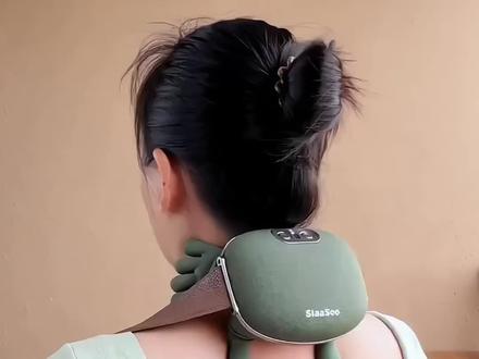 这年头,谁还花钱去按摩店按摩?现在都用这种极点魔术手按摩仪了,在家就能享受大师级别的按摩!仿真的手掌设计,加上热敷功能,就跟真人按摩一样舒服,随时随地都能来上一回#肩颈按摩器 #仿人手按摩仪 #颈椎按摩器 #按摩放松 #居家好物