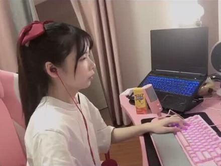 本来我妈妈的号在我手里当小号的 然后我就用她手机号注册的抖音疯狂给自己点赞 谁知道她突然玩起抖音了 我哭惹