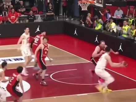 为了国家队三度落泪的胡金秋,用一记“审判之扣”斩杀日本 #胡金秋 #中国男篮 #中国篮球